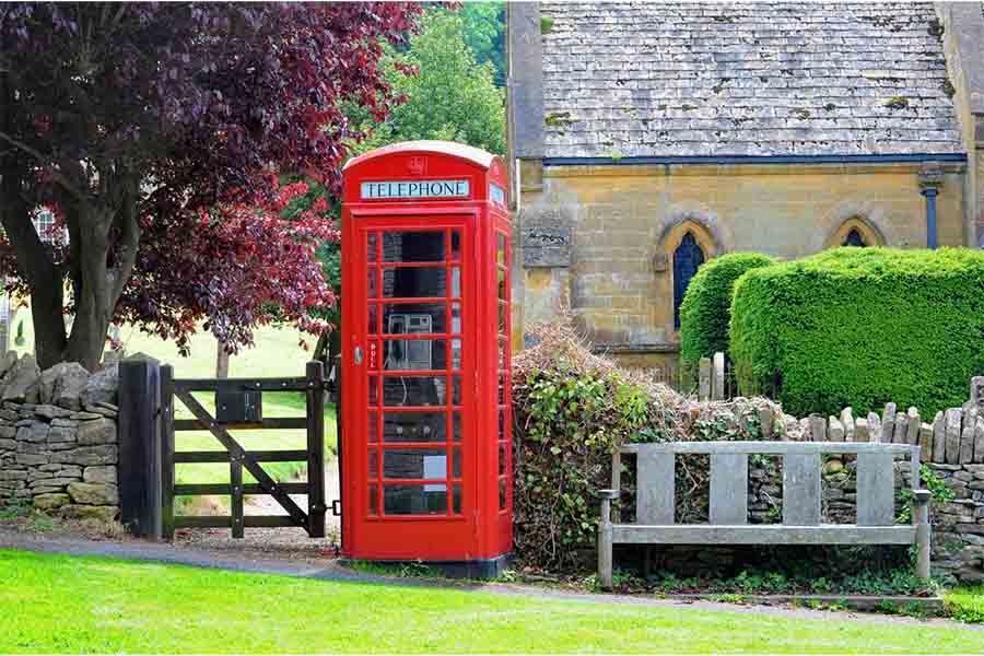 یک خانه محلی با تلفن قرمز در انگلیس