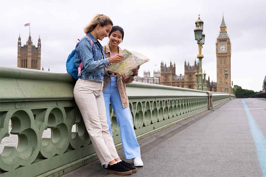 دو دختر روی پل انگلیس
